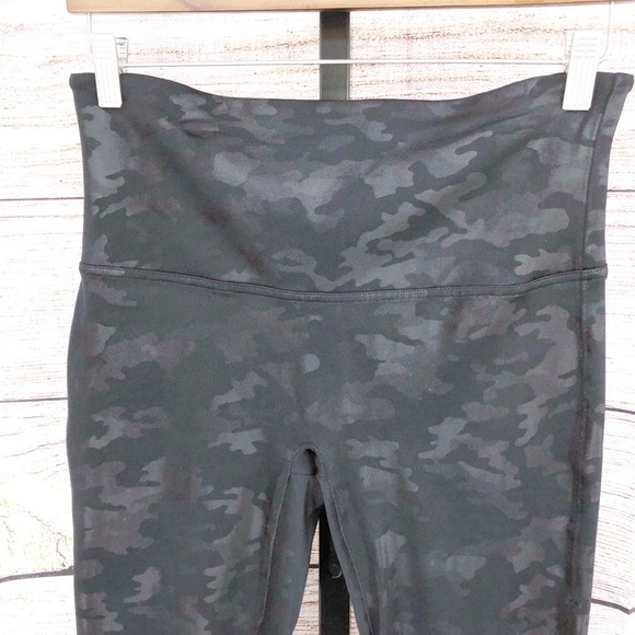 Spanx Leggings Matte Black Camo Shaping Stretch eggings Size XL - Picture 9 of 9